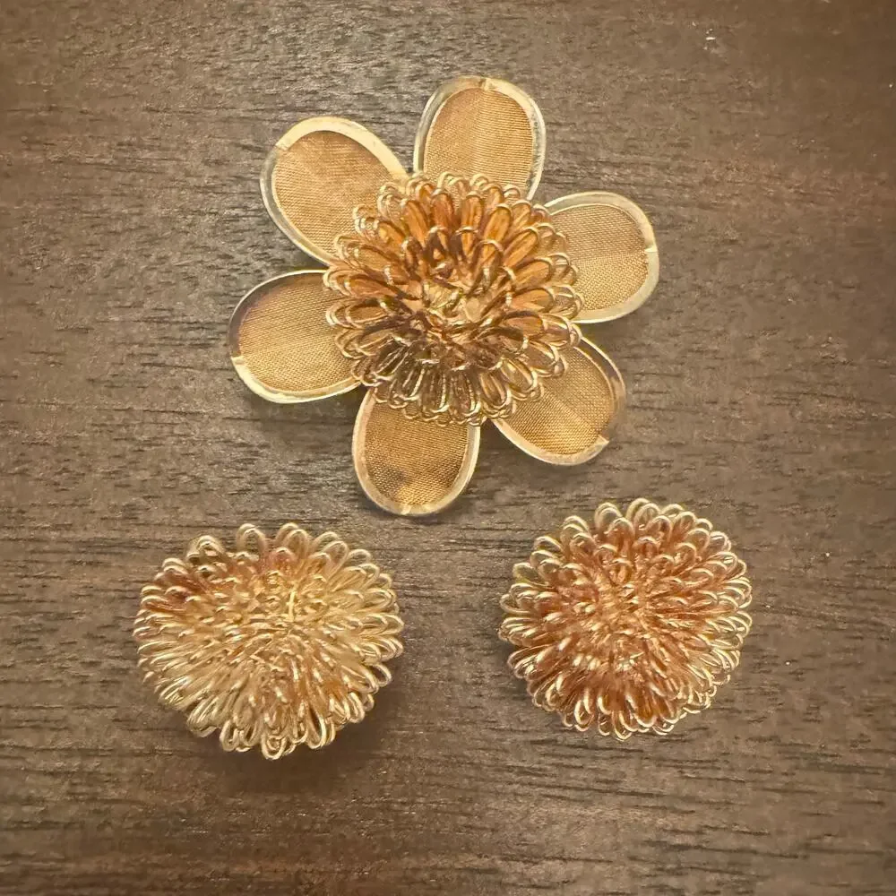 VTG Gold Tone‎ Star Burst Clip on Earrings & Brooch Flower Retro Round Studs